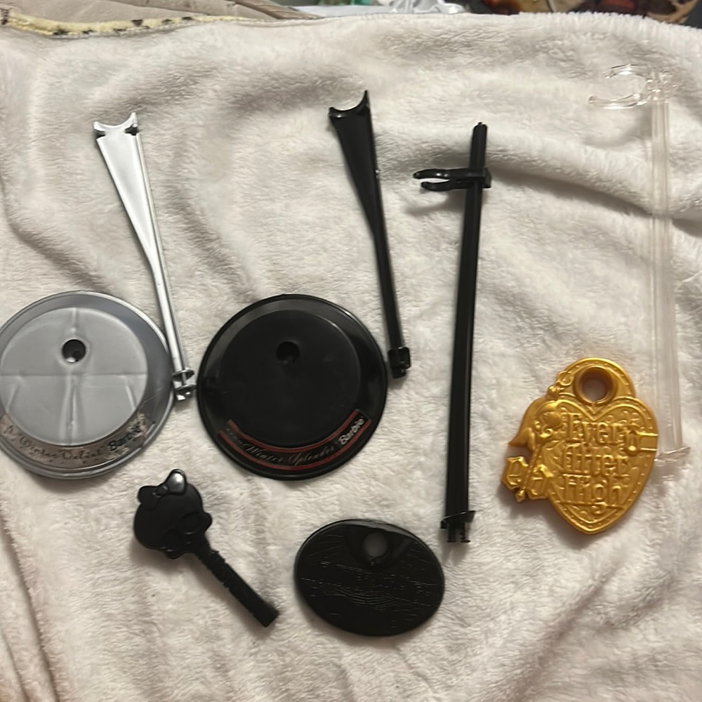 Set of 4 doll stands and brush